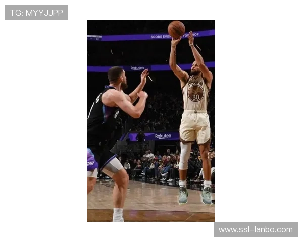 勇士赛季双杀雷霆，库里克莱三分雨淹没对手